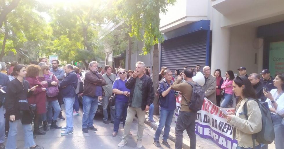 «Οι ντουντούκες, τα πανό και οι πορείες καθίστανται “στοιχεία εγκλήματος”»